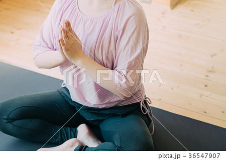 スタジオでヨガをする若い日本人女性 スタジオでヨガをする若い日本人女性 36547907