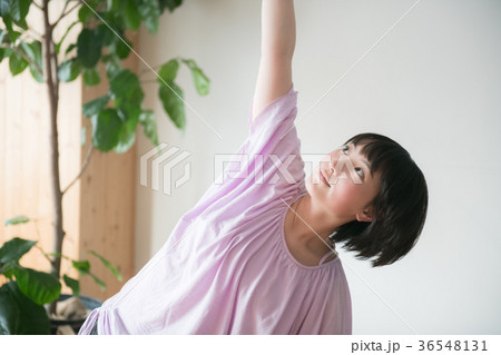 スタジオでヨガをする若い日本人女性 36548131