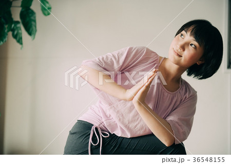 スタジオでヨガをする若い日本人女性 スタジオでヨガをする若い日本人女性 36548155