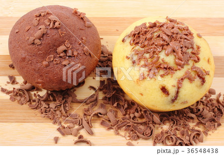 Fresh baked muffins and grated chocolate 36548438