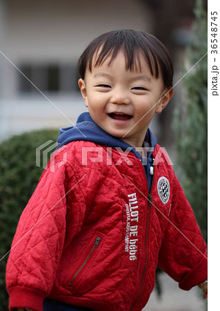 かわいい笑顔の男の子 36548745