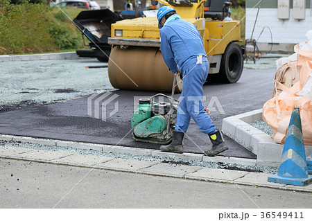 アスファルトの転圧 36549411