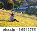 芝生で遊ぶ女の子 36549755