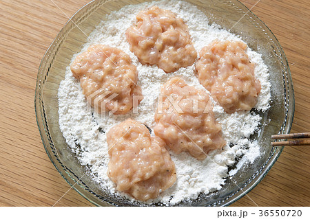 揚げ物の下ごしらえ 36550720