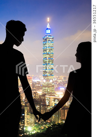 silhouette of couple 36551217