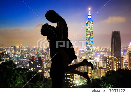 silhouette of couple 36551224