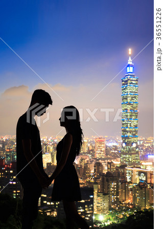 silhouette of couple 36551226
