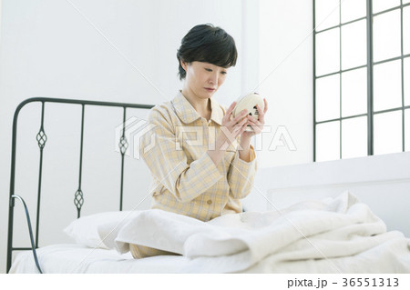 寝坊する女性 寝坊する女性 36551313
