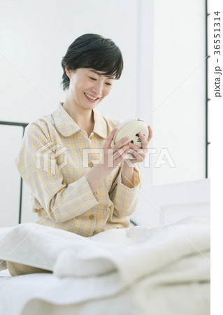 寝坊する女性 寝坊する女性 36551314