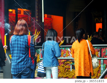 asian buddhism temple visitors praying with smokes asian buddhism temple visitors praying with smokes 36551835