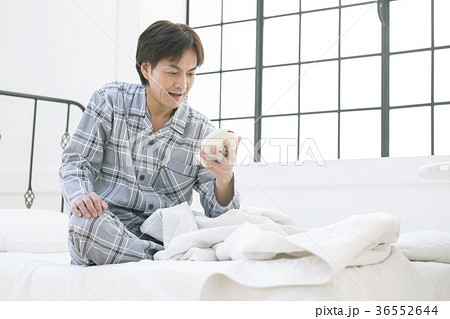 40代男性寝坊イメージ 40代男性寝坊イメージ 36552644