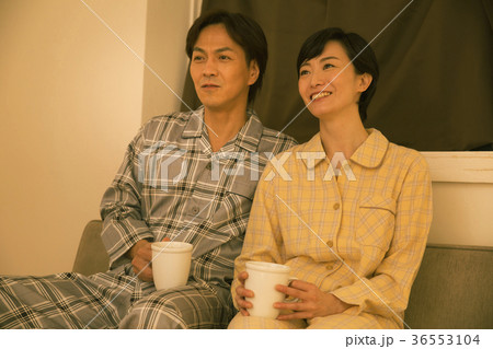リビングでリラックする夫婦 36553104