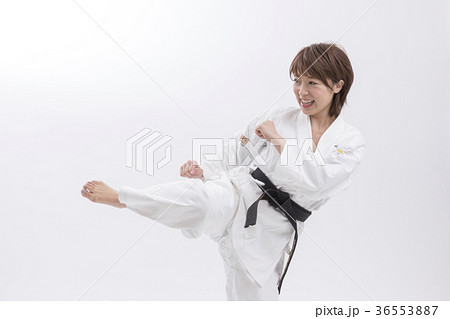 女性空手イメージ　白背景 36553887