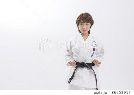 女性空手イメージ　白背景 36553917