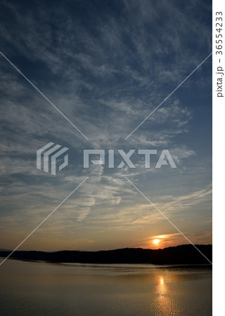 5月の絹雲たなびく狭山湖の夕景を写す 36554233