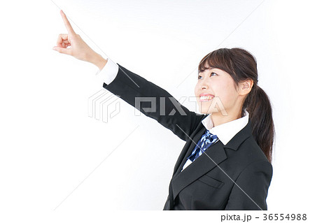 将来を指差す女子高生 36554988
