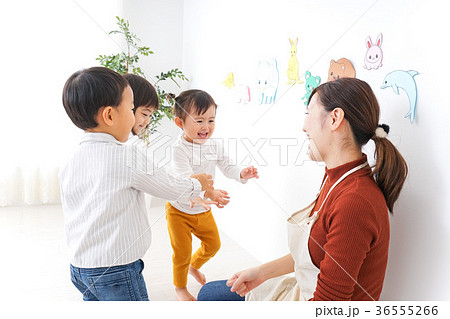 こども園・保育園・幼稚園で遊ぶ子供と先生 36555266