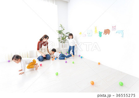 こども園・保育園・幼稚園で遊ぶ子供と先生 36555275
