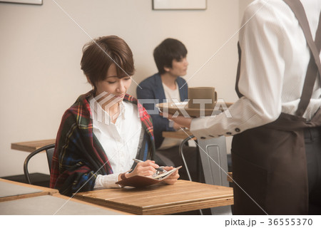カフェ　女性 36555370