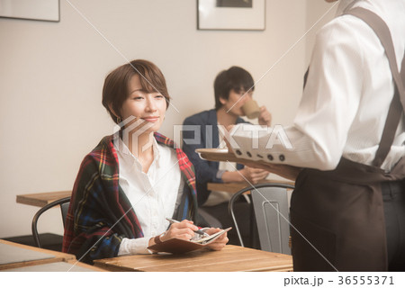 カフェ　女性 36555371