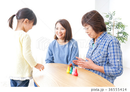 子供と遊ぶ幸せな家族イメージ 36555414