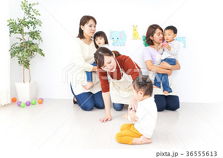 こども園・保育園・幼稚園で遊ぶ子供と先生 36555613