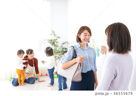 幼稚園の送り迎えをするビジネスウーマン 幼稚園の送り迎えをするビジネスウーマン 36555679