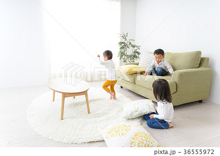 家で仲良く遊ぶ子供の写真素材