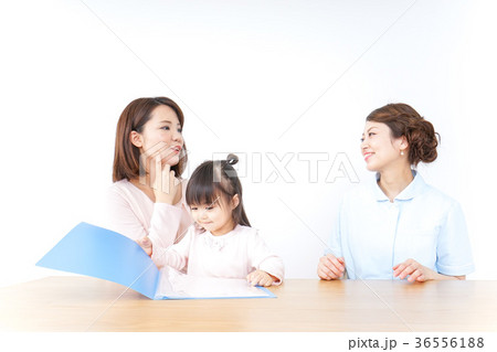 病院で診察を受ける子どもとお母さん 病院で診察を受ける子どもとお母さん 36556188