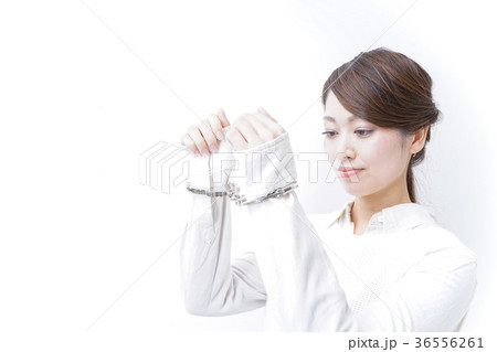 逮捕された女性 36556261