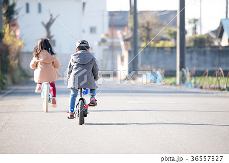 自転車に乗る子供の写真素材