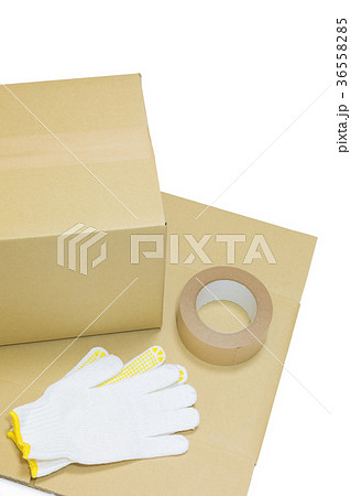 段ボール箱の荷造り クラフトテープと軍手の写真素材