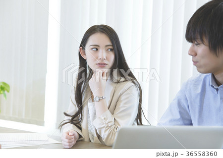 ビジネスシーン　会議　ミーティング　 36558360