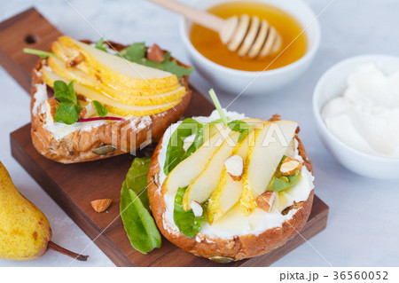 Sandwiches with cottage cheese, honey pear and nut 36560052