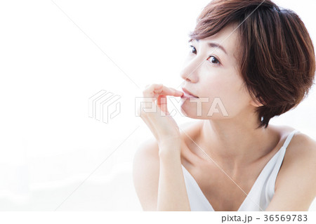 女性　ビューティー　ライフスタイル　ビューティ　若い女性　美容 36569783
