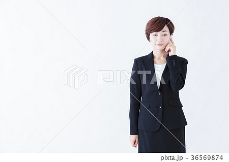 女性　ビジネス　スマートフォン　スマホ　ビジネスウーマン 36569874