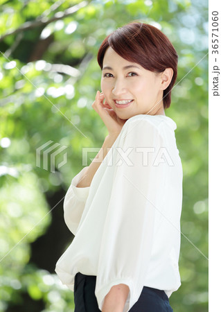 新緑 ミドル女性 新緑 ミドル女性 36571060