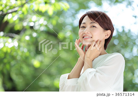 新緑　ミドル女性 36571314