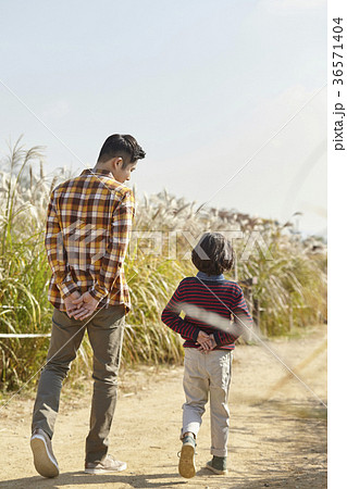 家族 ファミリー 歩く 36571404
