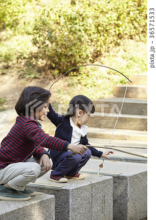 秋 釣り しゃがん座る 36571533