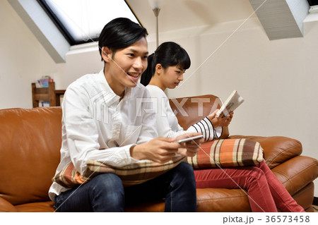 彼女の家に先輩がやって来た（リビング衝突編） 36573458