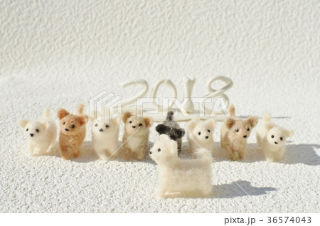 フェルトの子犬でお正月　 36574043