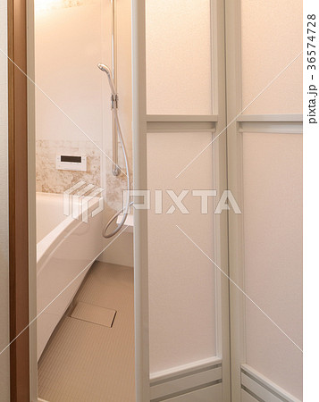 新築住宅 洗面所の折戸とユニットバス 36574728