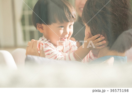 リビングでくつろぐ親子 36575198