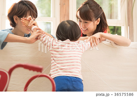 リビングでくつろぐ親子 リビングでくつろぐ親子 36575586