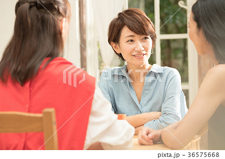 ダイニングで話す女性たち ダイニングで話す女性たち 36575668