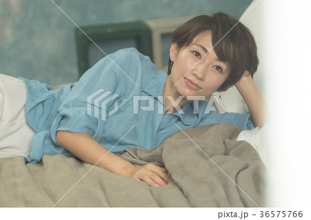 ベッドに横たわる女性 ベッドに横たわる女性 36575766