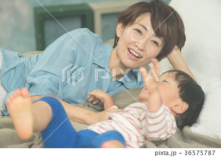 ベッドルームでくつろぐ親子 36575787