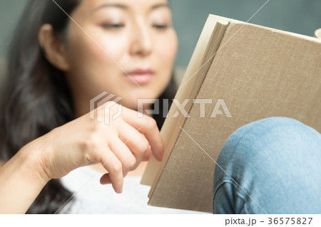 読書をする女性 36575827