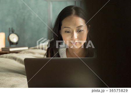 ベッドでパソコンを操作する女性 36575829